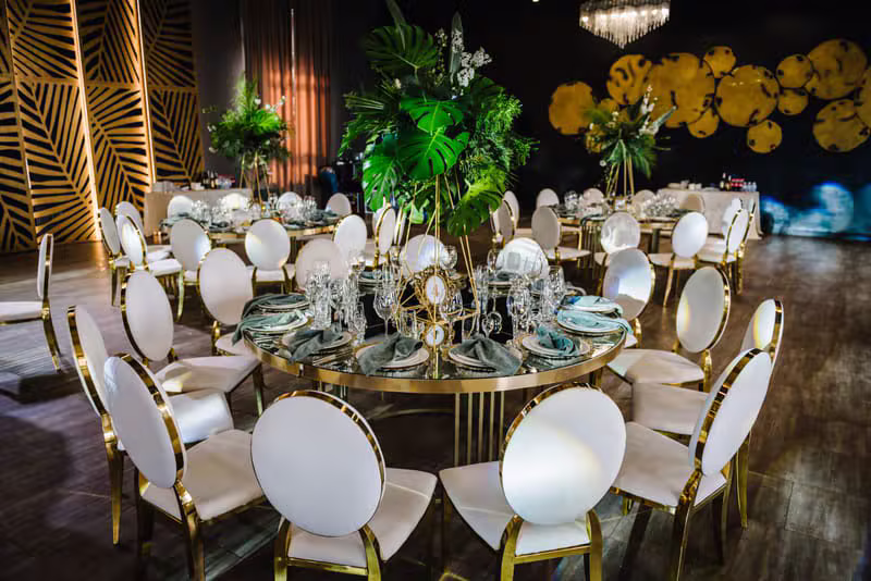 Mesa de evento elegantemente preparada para un catering a medida