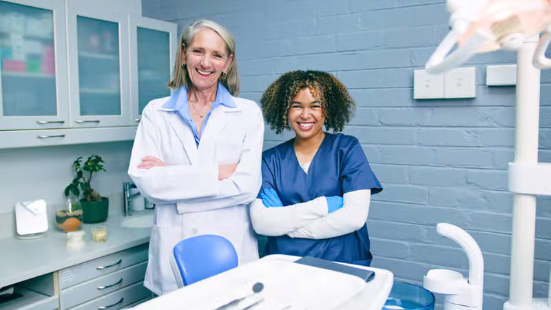 Equipo de dentistas exitosos colaborando en una clínica moderna