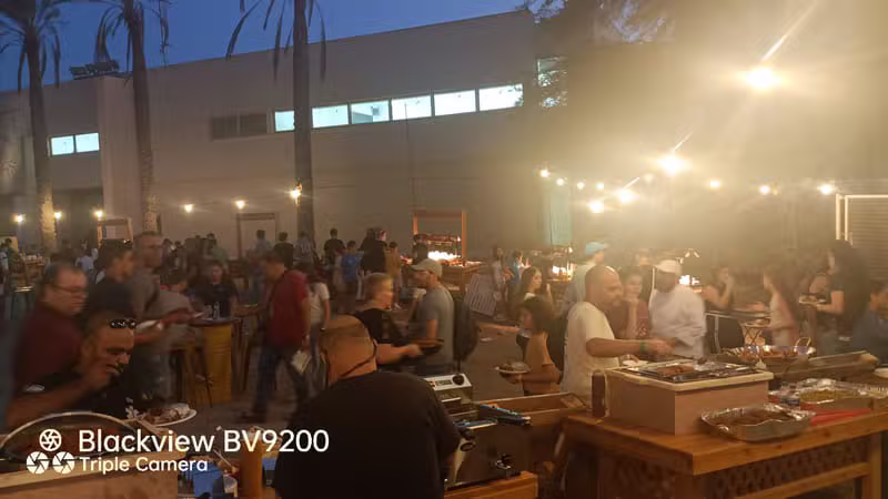 אירוע שטח בערב עם תאורה ואורחים