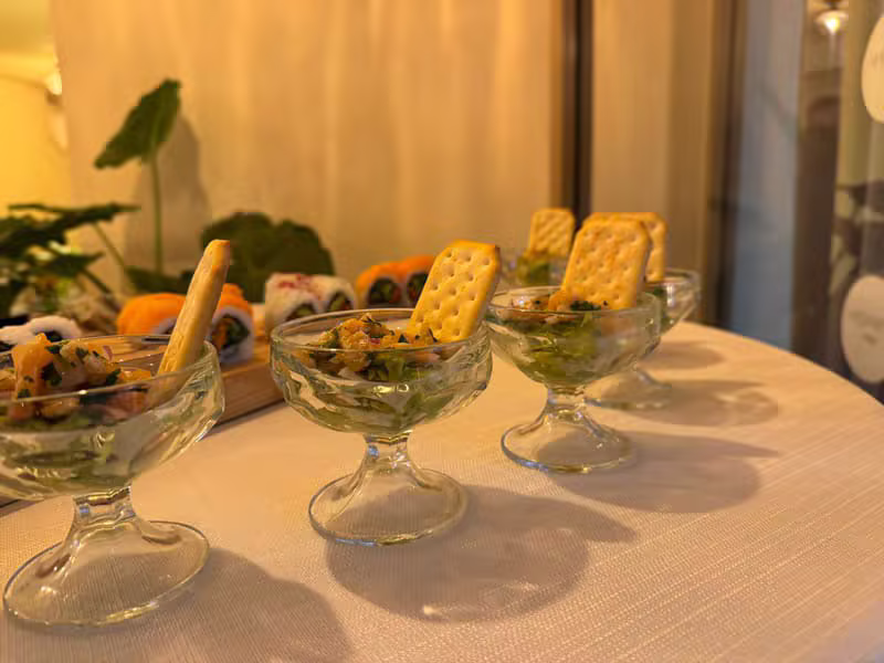 מנות פתיחה אסיאתיות בכוסות זכוכית עם קרקרים