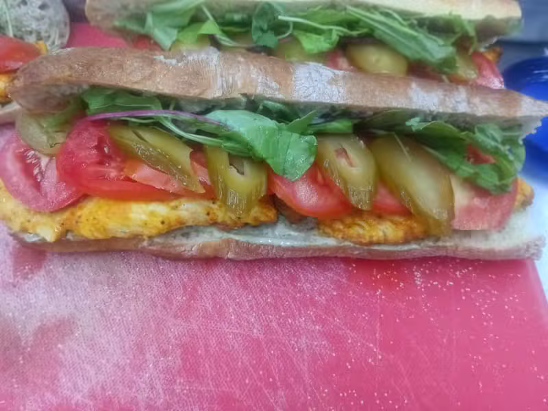 כריך טרי עם ירקות צבעוניים ומילוי עשיר