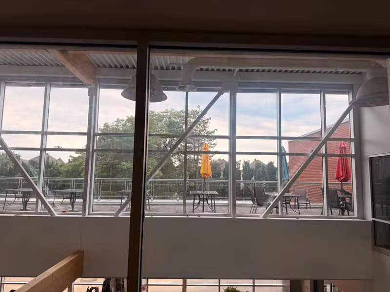 Baie vitrée impeccable vue de l'intérieur