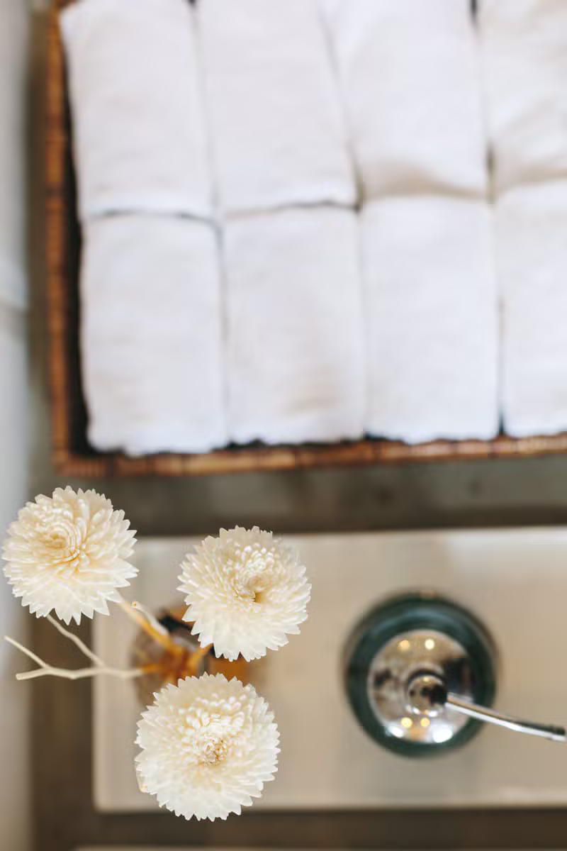 Détails luxueux de salle de bain parfaitement préparée