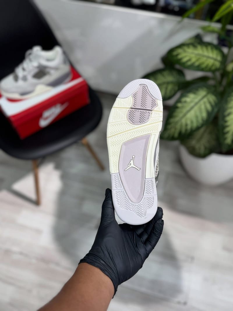 NIKE 77 detail