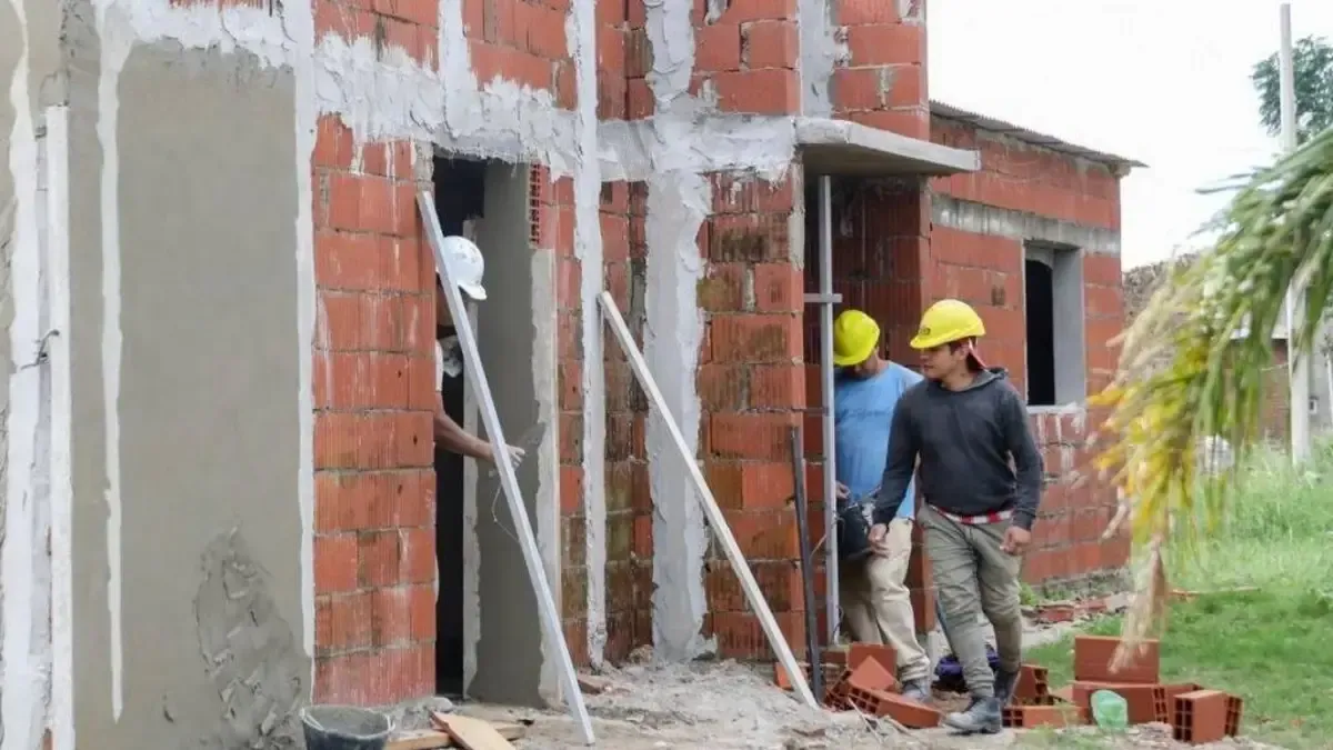 La construcción perdió casi 4.000 puestos formales en julio y el empleo sigue lejos de su nivel histórico