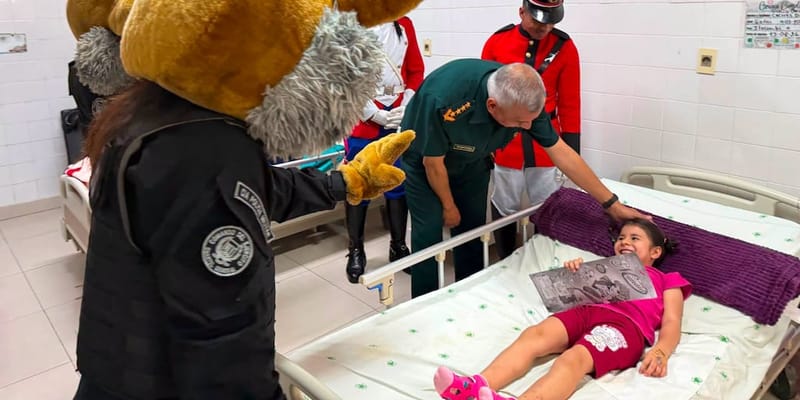 Uniformados, llevaron una sonrisa a los niños internados, en el Hospital Acosta Ñu