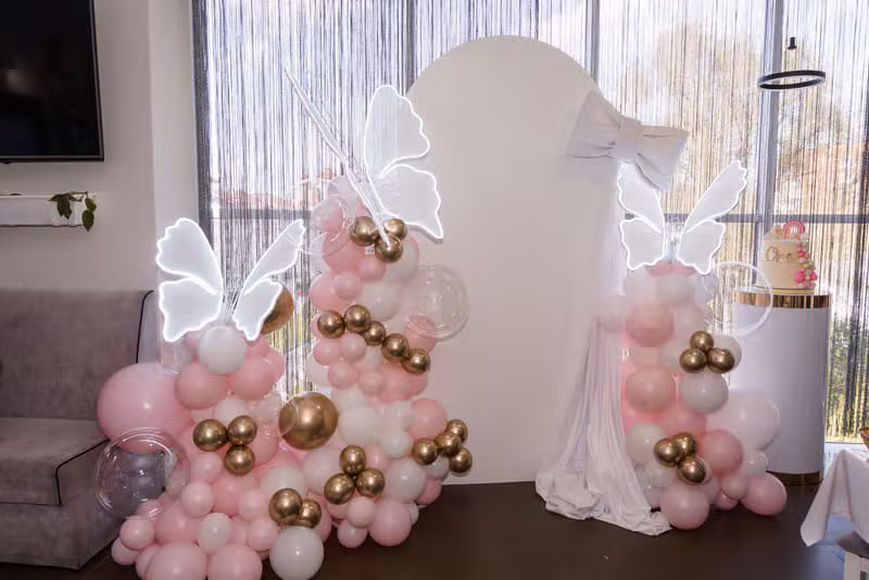 Decor elegant cu baloane pentru eveniment