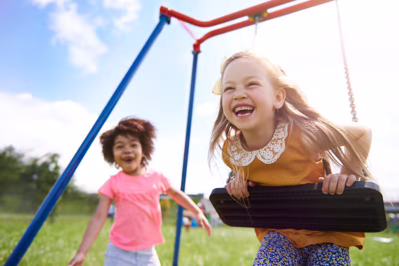 Enfants souriants jouant dans la cour de récréation