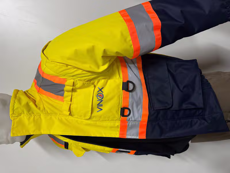 Campera amarilla y azul oscuro con bandas reflectivas