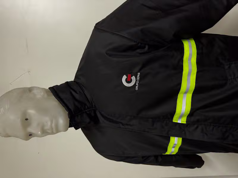 Campera negra con cinta reflectiva y logo Grupo Cepas