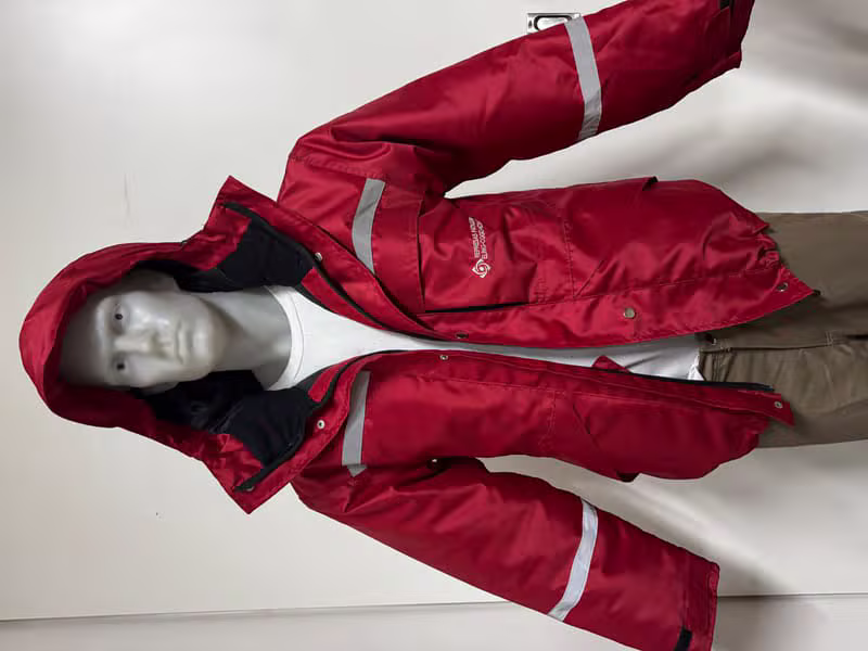Campera roja con capucha y bandas reflectivas grises