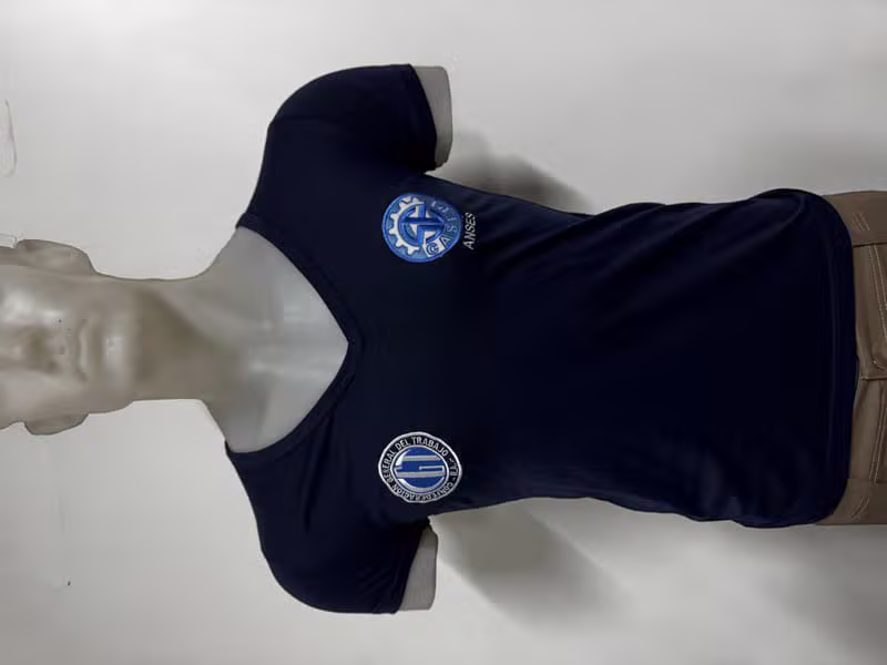 Remera escote en V con logos bordados CGT y ANSES
