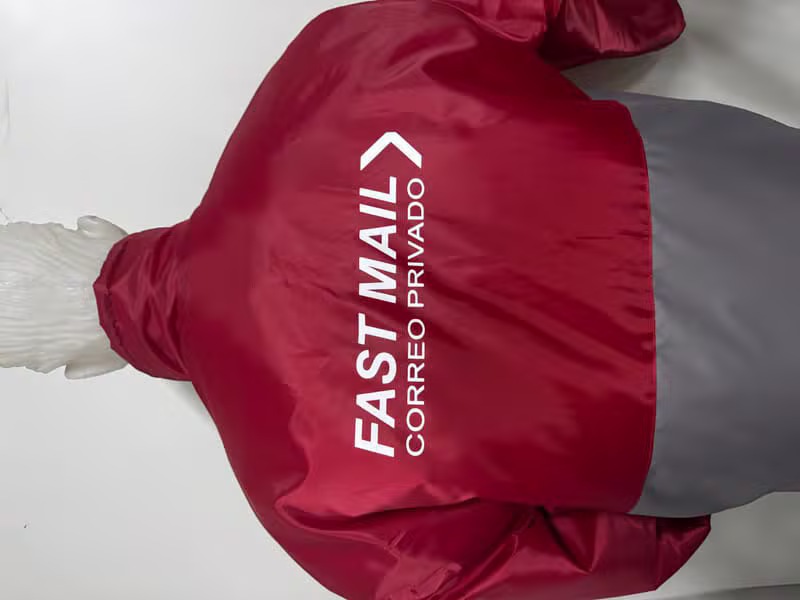 Campera roja y gris con logo FAST MAIL