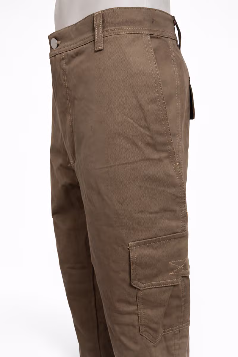 Pantalón de trabajo tipo cargo color marrón
