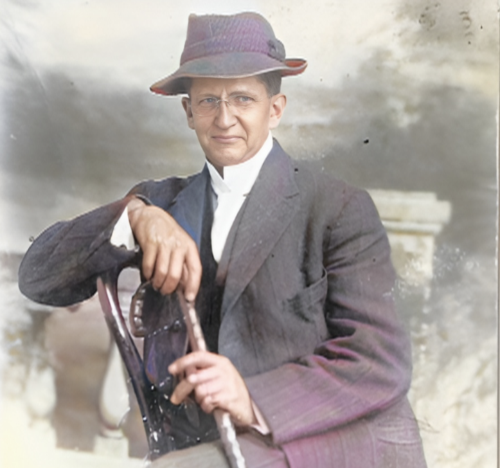 HOOPER, Leon Omar. 888. Corporal, KEH. Portrait photograph taken in Nairobi, Kenya in 1921 aged 41 (courtesy Harriet Lehmann, great granddaughter).