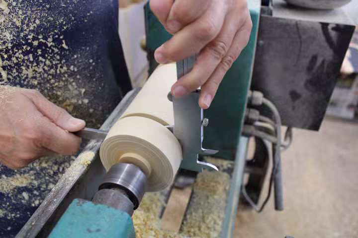 Artisan tourneur sur bois au travail dans son atelier