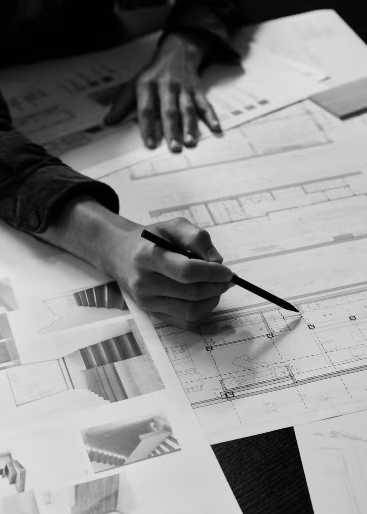 Arquitectos revisando planos en el estudio