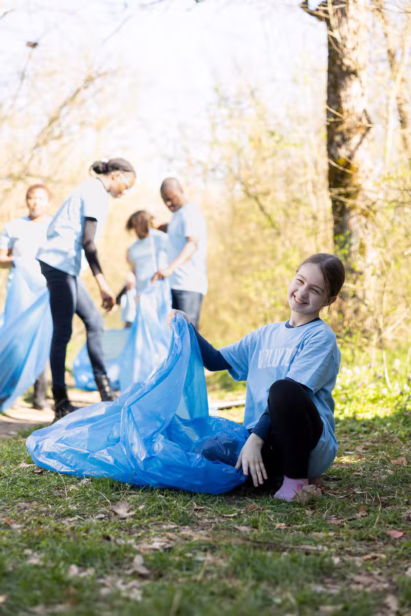 Voluntarios trabajando juntos y sonriendo