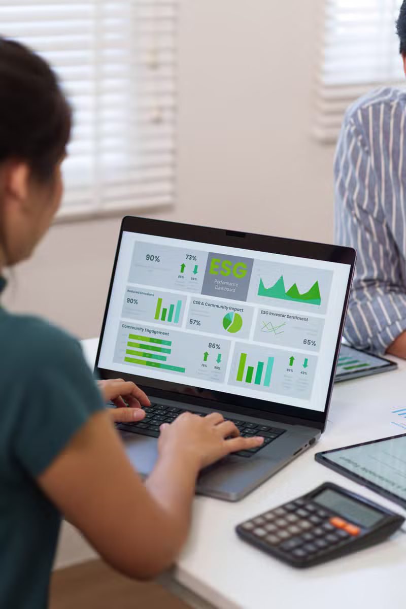 Persona utilizando el panel de gestión de voluntariado en una laptop