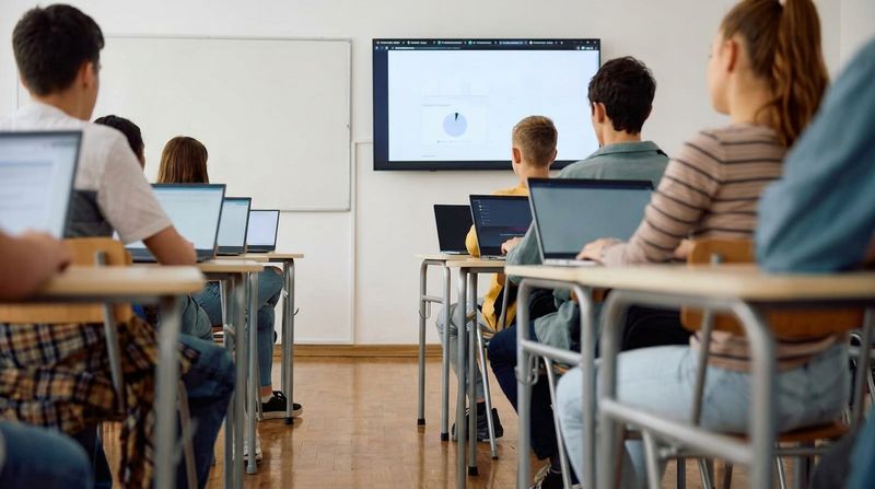 Alunos a trabalhar num laboratório escolar moderno
