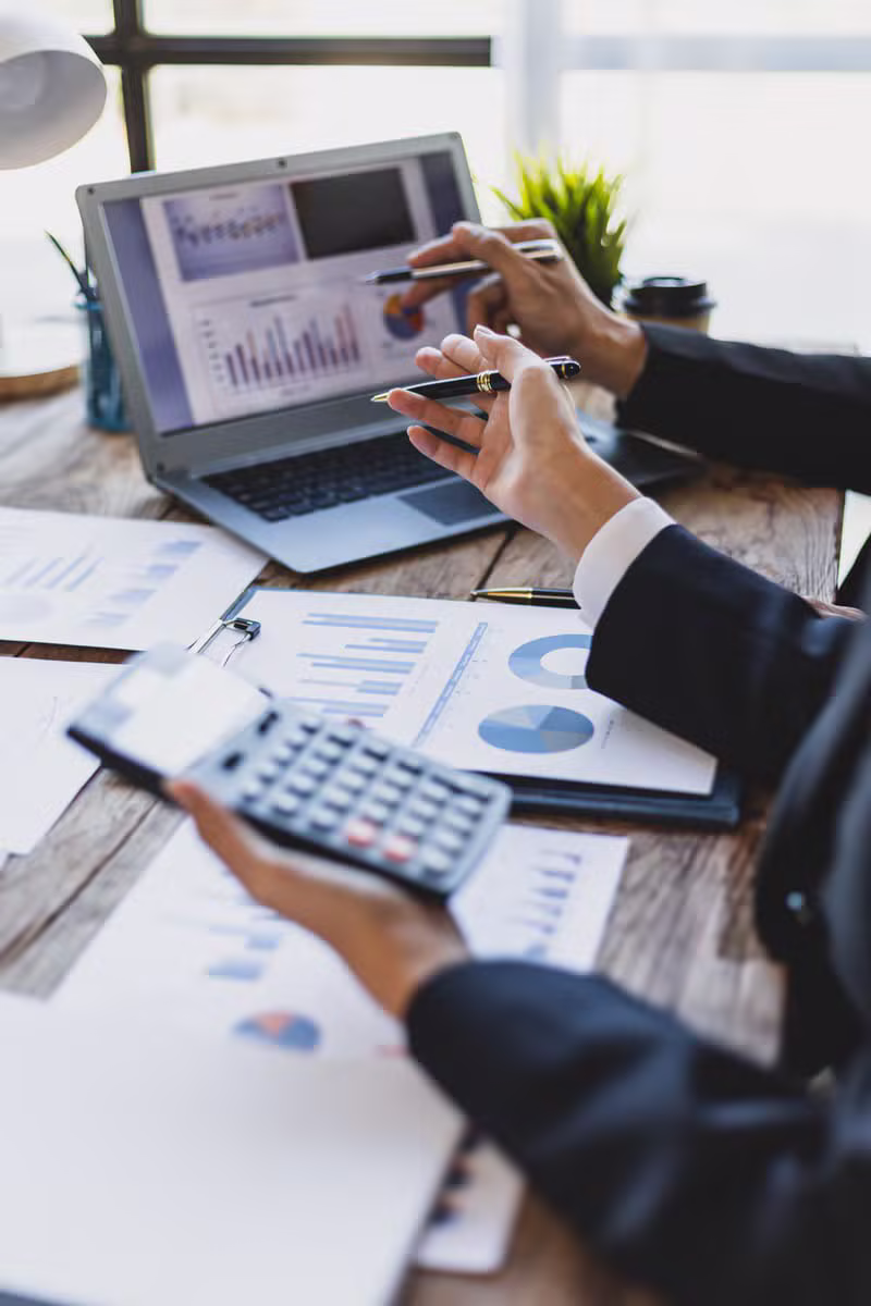 Profissionais revisando dados financeiros e estratégicos