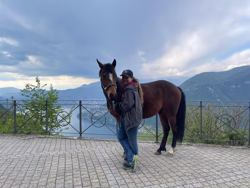 Antonia con il suo cavallo presso la pensione cavalli intelvi
