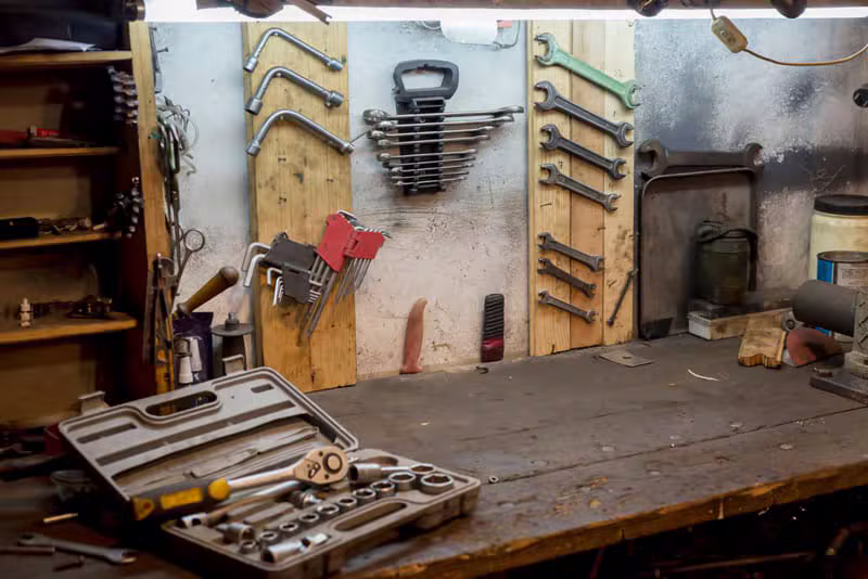 Mécanicien inspectant une moto custom dans notre atelier
