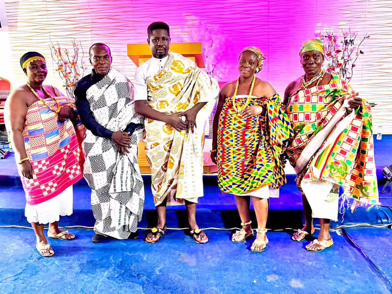 Church members in traditional Ghanaian clothing