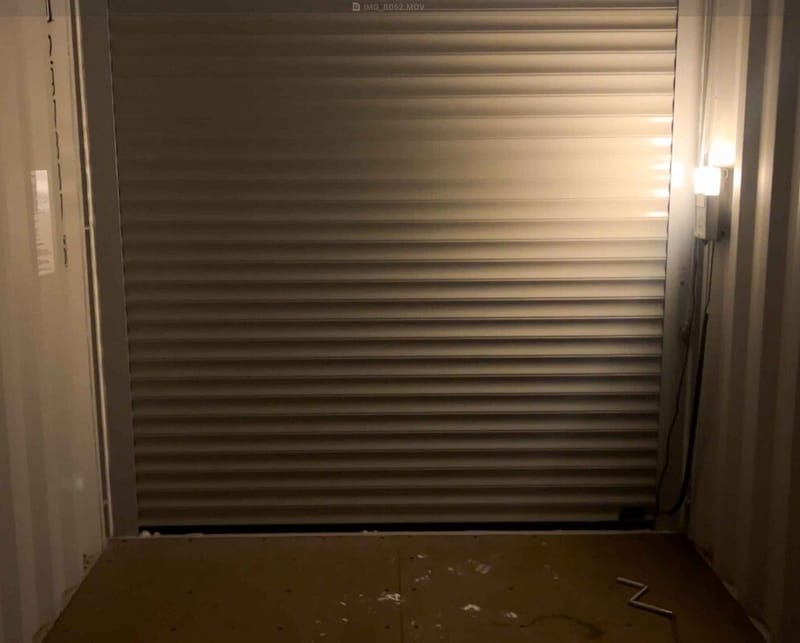 Contenedor 20' High Cube con puerta enrollable – RAL 7035 detalle 12