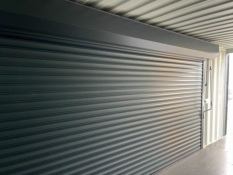 Contenedor 20' acondicionado con persiana enrollable y puerta de acceso detalle 6
