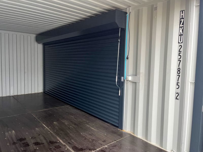 Contenedor 20' acondicionado con persiana enrollable y puerta de acceso detalle 10