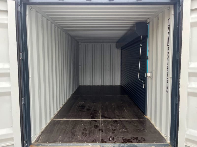 Contenedor 20' acondicionado con persiana enrollable y puerta de acceso detalle 12