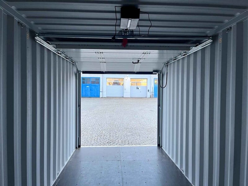 Contenedor marítimo 20' con puerta Hörmann y ventana – RAL 9010 detalle 10