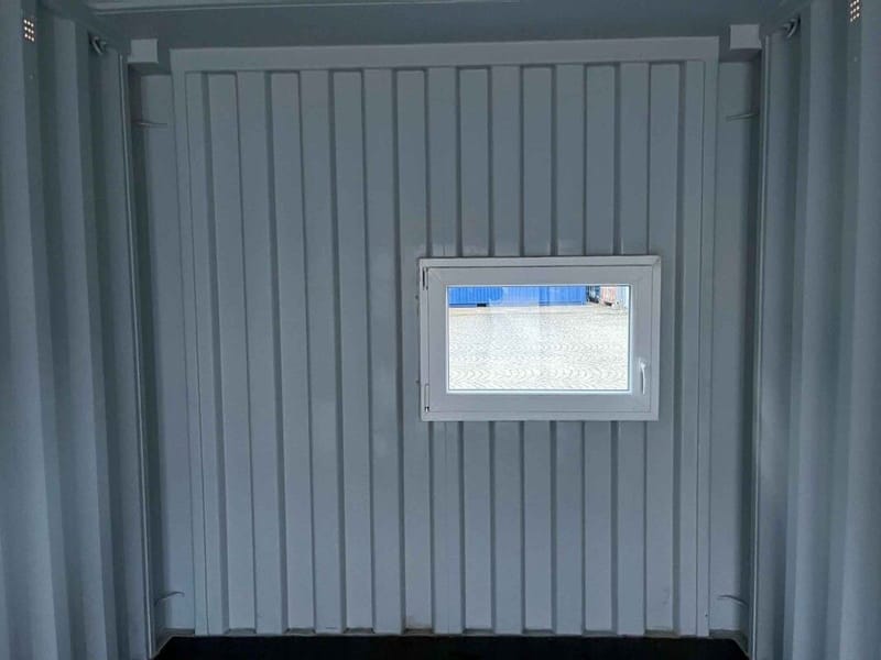 Contenedor marítimo 20' con puerta Hörmann y ventana – RAL 9010 detalle 11