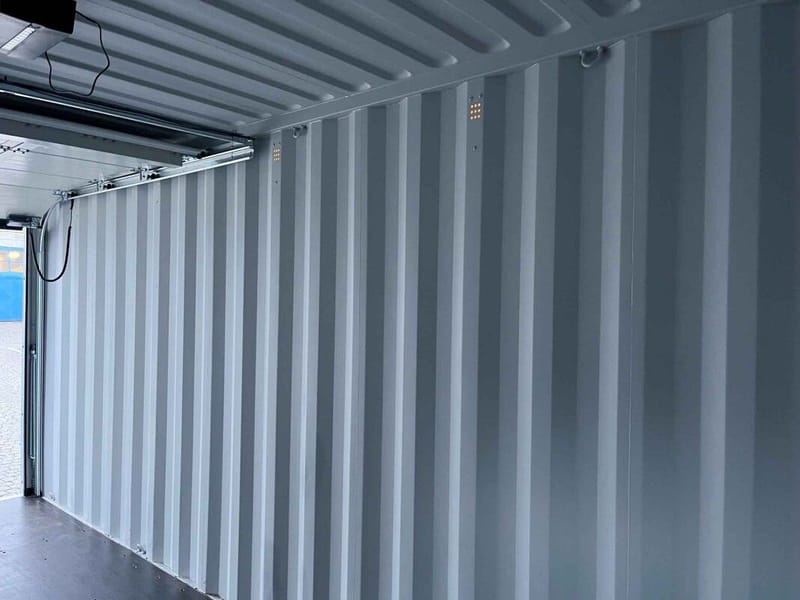 Contenedor marítimo 20' con puerta Hörmann y ventana – RAL 9010 detalle 12