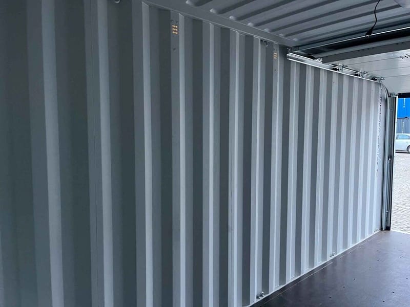Contenedor marítimo 20' con puerta Hörmann y ventana – RAL 9010 detalle 13