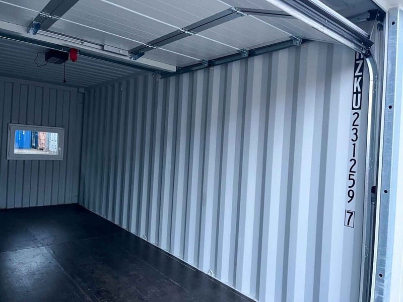 Contenedor marítimo 20' con puerta Hörmann y ventana – RAL 9010 detalle 14