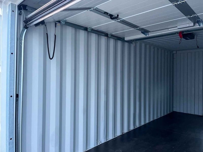 Contenedor marítimo 20' con puerta Hörmann y ventana – RAL 9010 detalle 15