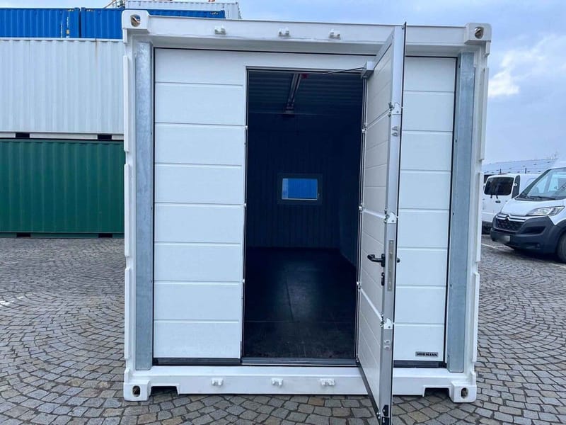 Contenedor marítimo 20' con puerta Hörmann y ventana – RAL 9010 detalle 6