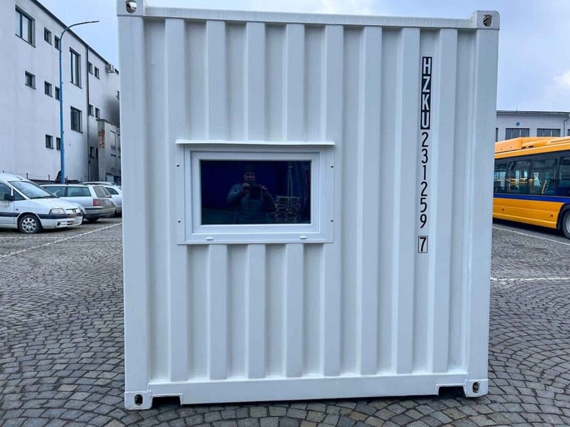 Contenedor marítimo 20' con puerta Hörmann y ventana – RAL 9010 detalle 4