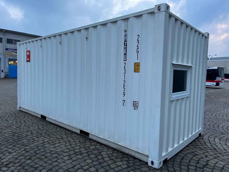 Contenedor marítimo 20' con puerta Hörmann y ventana – RAL 9010 detalle 3