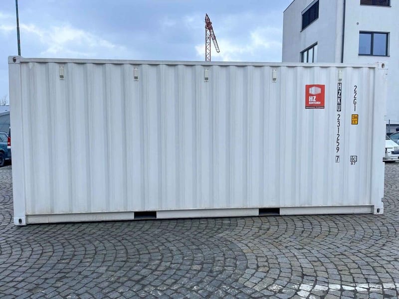 Contenedor marítimo 20' con puerta Hörmann y ventana – RAL 9010 detalle 9