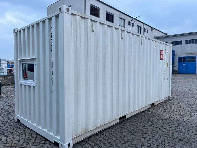 Contenedor marítimo 20' con puerta Hörmann y ventana – RAL 9010 detalle 2