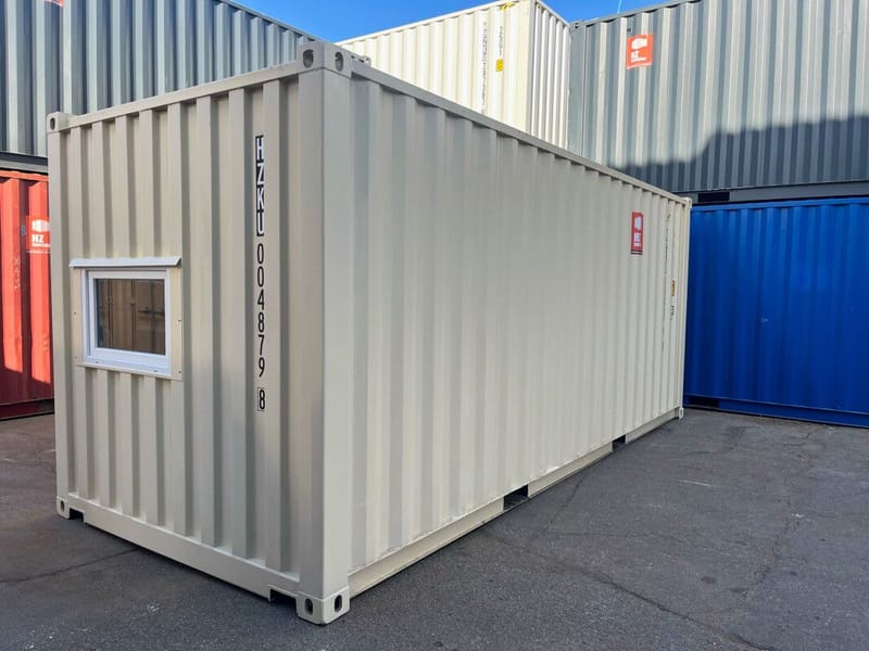 Contenedor marítimo 20' IICL 6 con puerta seccional y ventana detalle 4
