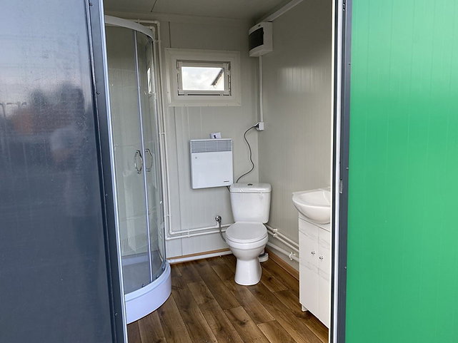 Módulo sanitario doble con duchas y WC – 4 × 2 m detalle 4