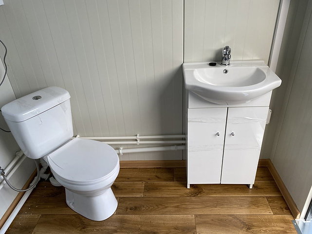 Módulo sanitario doble con duchas y WC – 4 × 2 m detalle 6