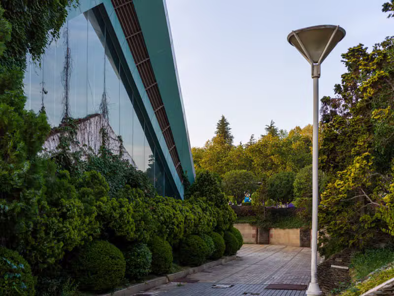 Spațiu verde perfect întreținut, curat și modern