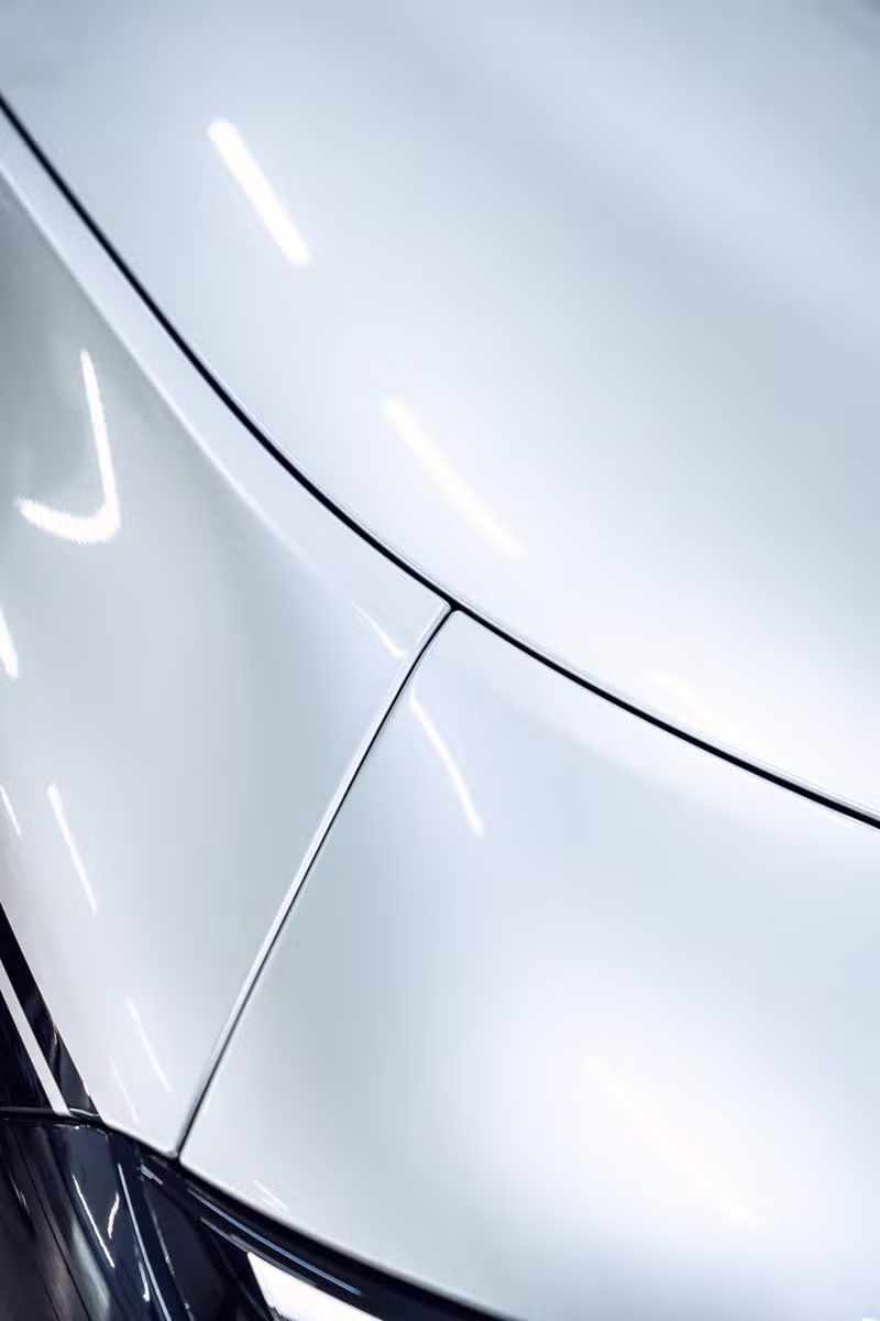 Voiture de sport de luxe propre dans un showroom