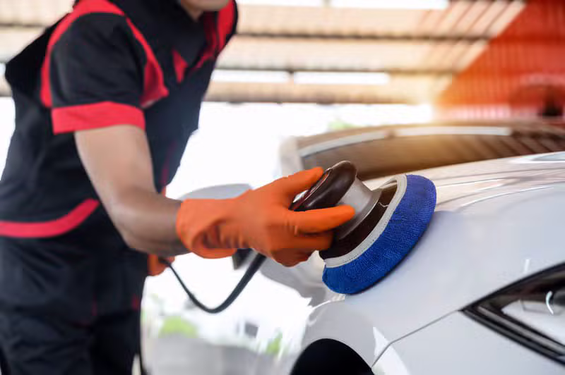 Polissage et nettoyage de la carrosserie d'un véhicule par F&F PRESTIGE