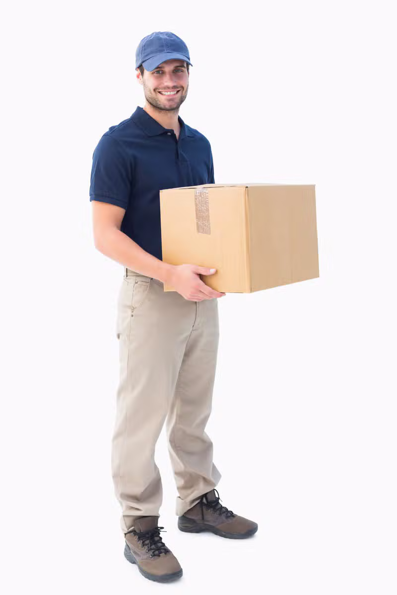 Operador de logística entregando una caja de compras